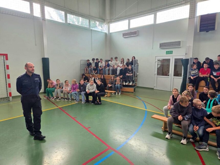 Policjanci przypomnieli uczniom zasady bezpieczeństwa na drodze