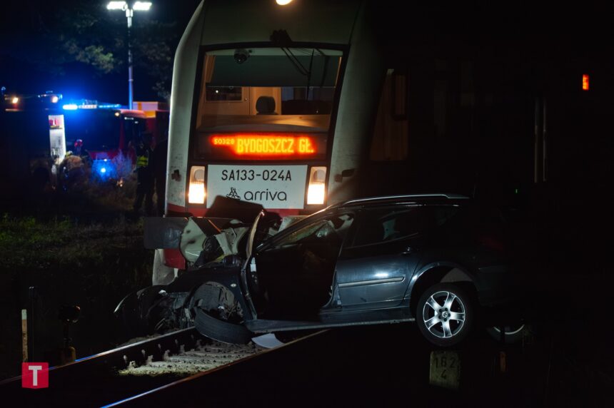 Wypadek na przejeździe kolejowym (ZDJĘCIA) AKTUALIZACJA