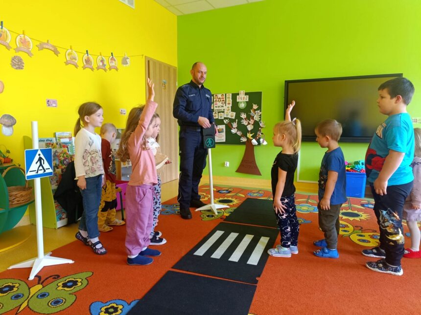 Lekcja bezpieczeństwa dla dzieci z „Leśnego Zakątka” w Cekcynie