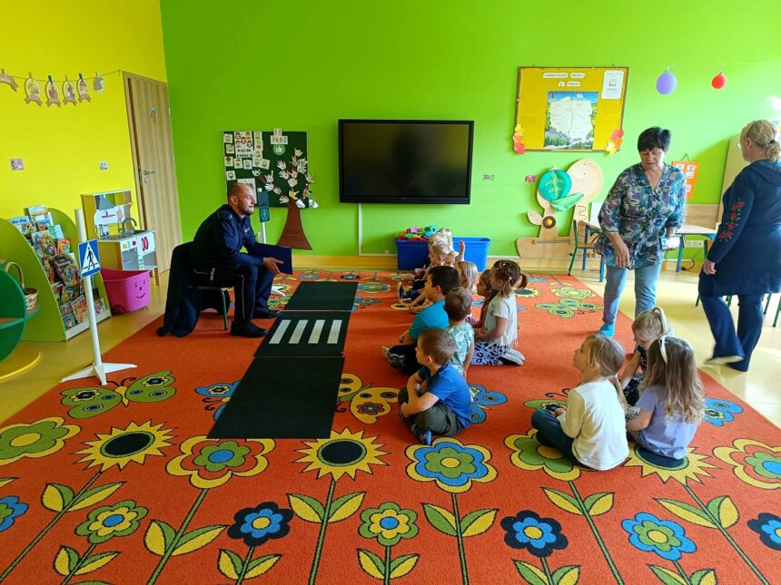 Lekcja bezpieczeństwa dla dzieci z „Leśnego Zakątka” w Cekcynie