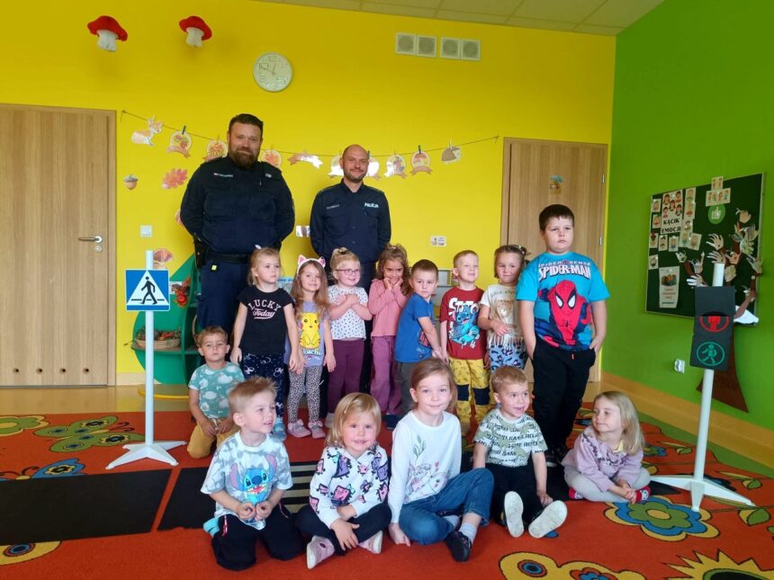 Lekcja bezpieczeństwa dla dzieci z „Leśnego Zakątka” w Cekcynie