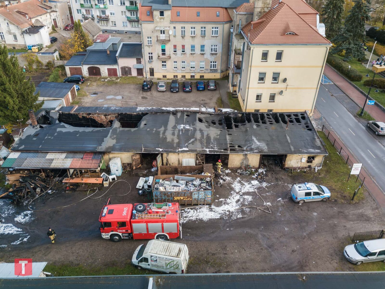 Groźny pożar w Tucholi. Ogień zniszczył stolarnie,  skup złomu i warsztat