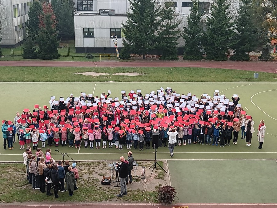 Tucholska „trójka” wzięła udział w ogólnopolskiej akcji „Szkoła do Hymnu”