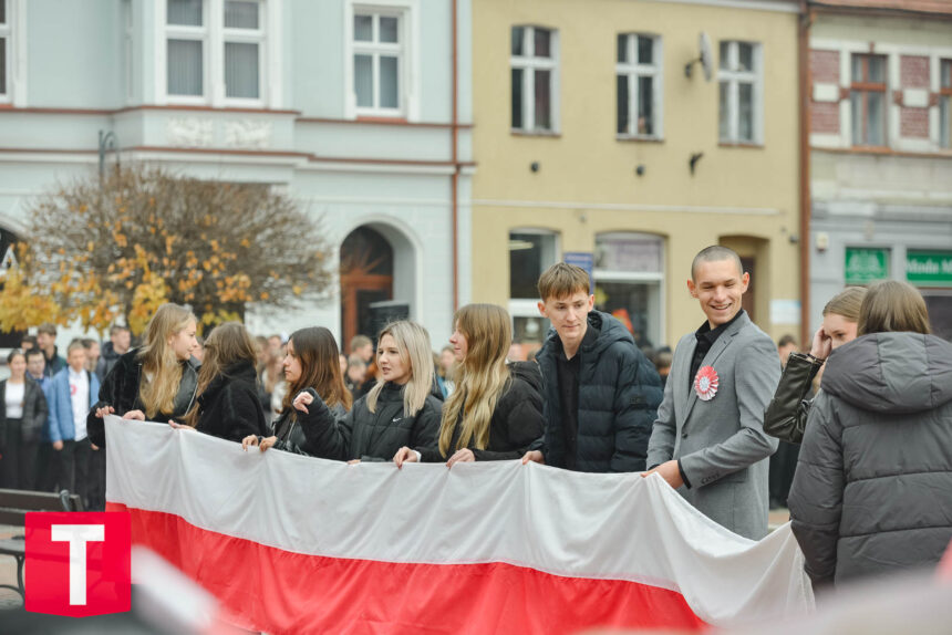 Patriotyczny spacer na tucholskim rynku (ZDJĘCIA)