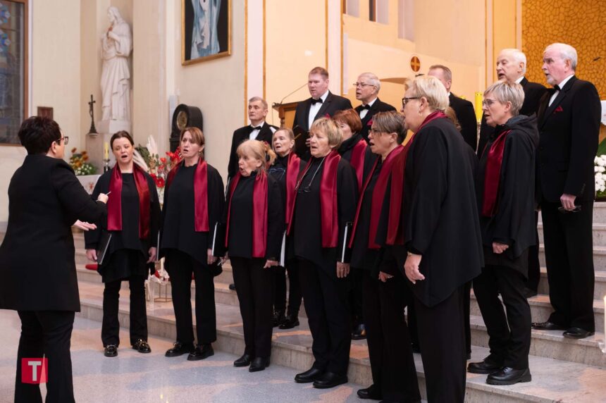 Koncert Chóru Camerata w Tucholi. Wydarzenie w duchu pamięci i tradycji