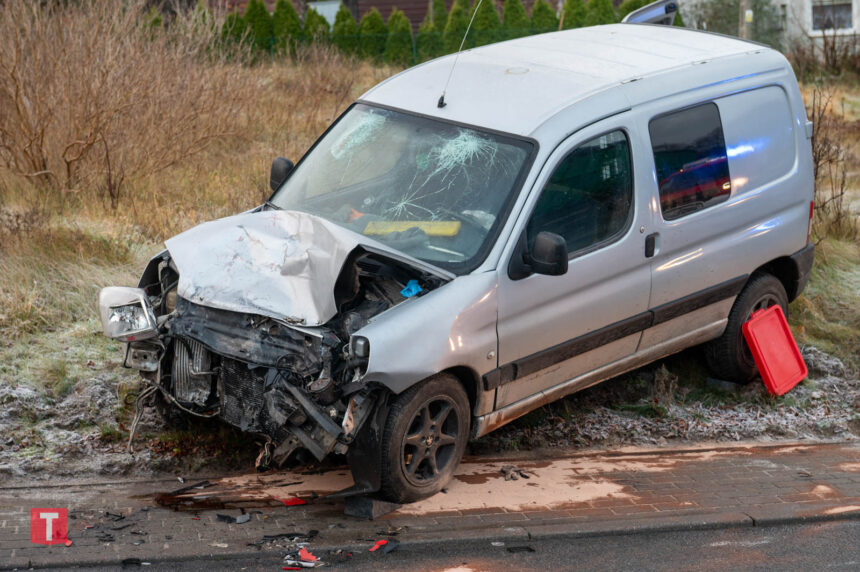 Zderzenie osobówki z ciężarówką w Łąskim Piecu.