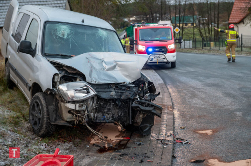 Zderzenie osobówki z ciężarówką w Łąskim Piecu.