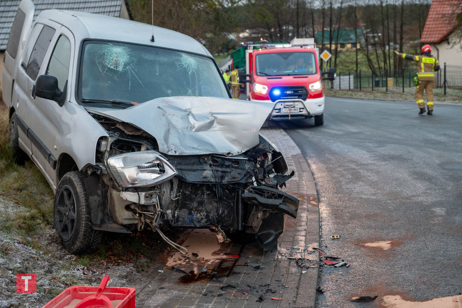 Zderzenie osobówki z ciężarówką w Łąskim Piecu.