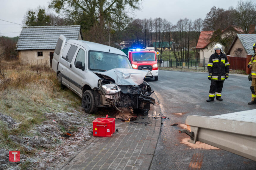 Zderzenie osobówki z ciężarówką w Łąskim Piecu.