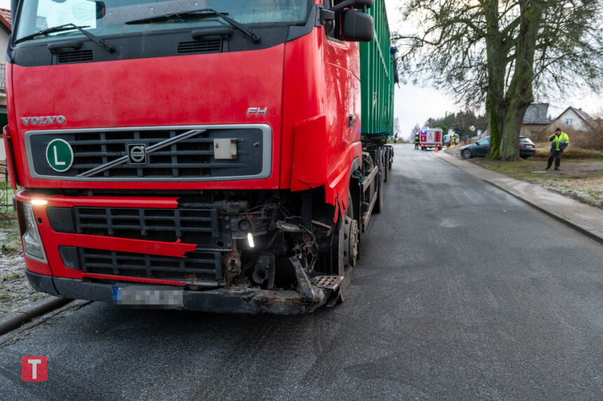 Zderzenie osobówki z ciężarówką w Łąskim Piecu.