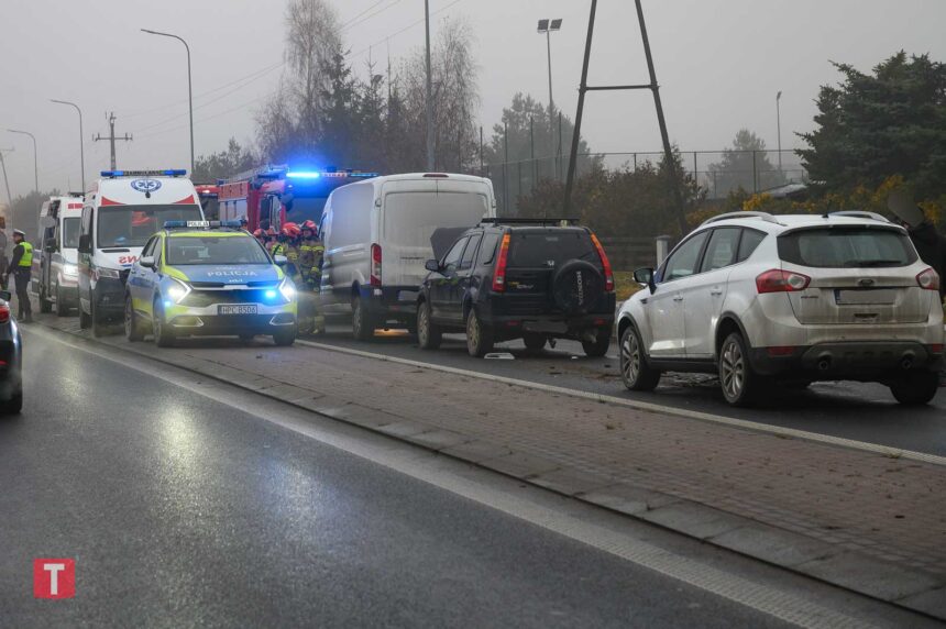 Jedna osoba trafiła do szpitala po zderzeniu trzech pojazdów w Tucholi