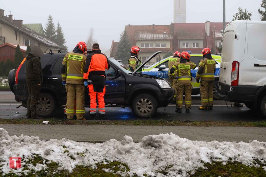 Jedna osoba trafiła do szpitala po zderzeniu trzech pojazdów w Tucholi