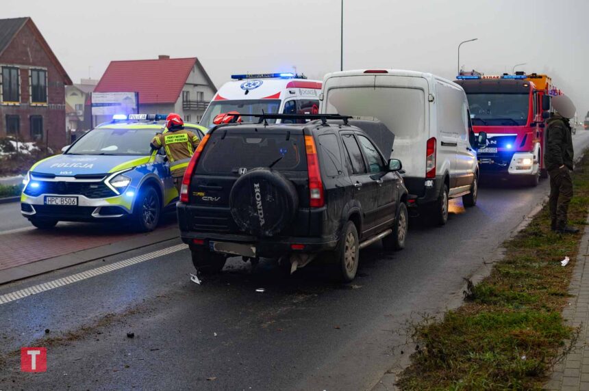 Jedna osoba trafiła do szpitala po zderzeniu trzech pojazdów w Tucholi