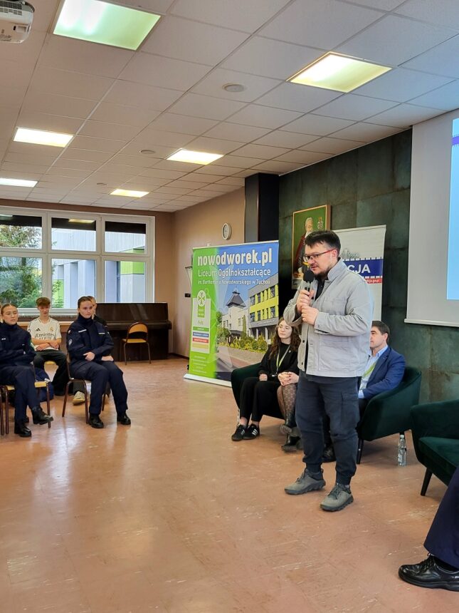 Policjanci rozmawiali z młodzieżą o środkach odurzających