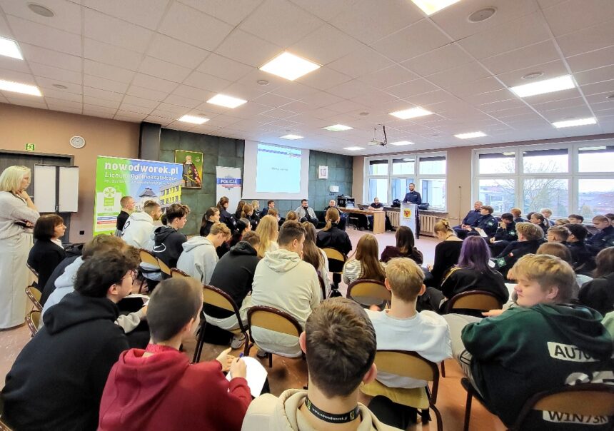 Policjanci rozmawiali z młodzieżą o środkach odurzających