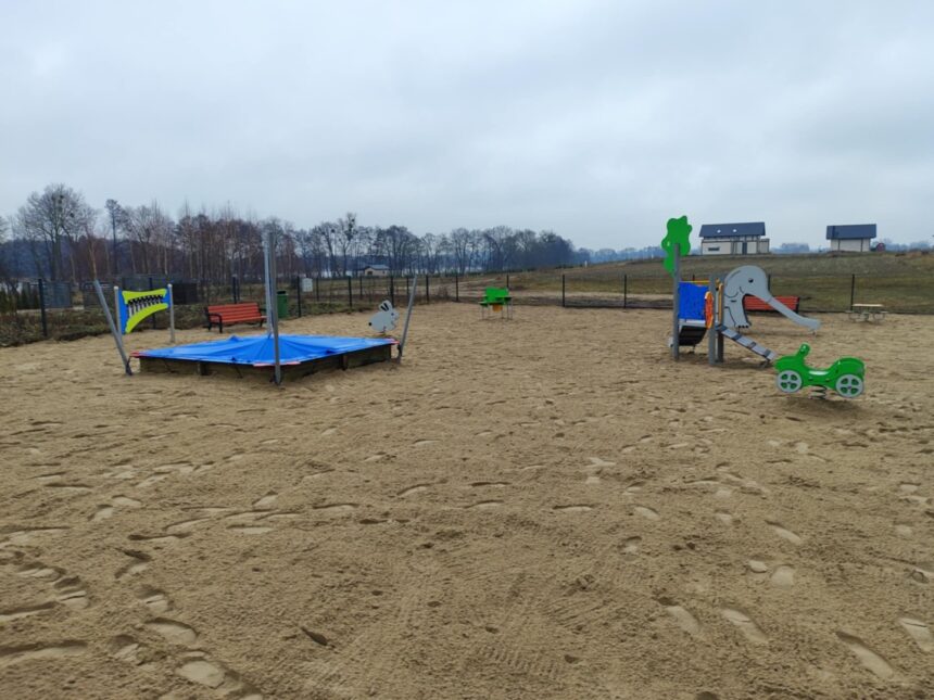 Nowy plac zabaw w Bysławiu już gotowy