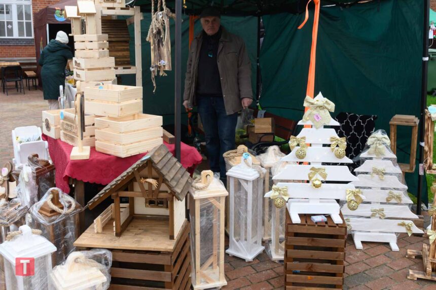 Świąteczny kiermasz na dworcu w Tucholi przyciągnął tłumy