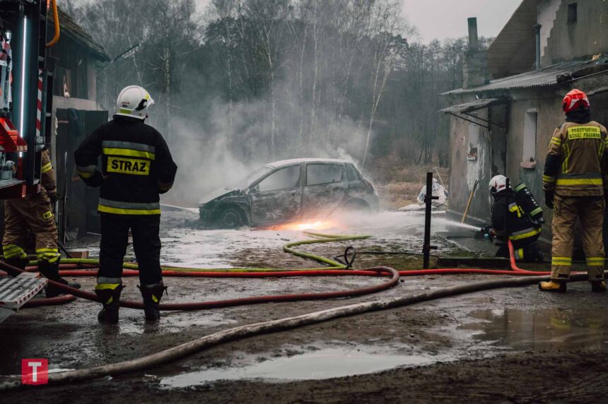 Pożar samochodu w Minikowie (ZDJĘCIA)