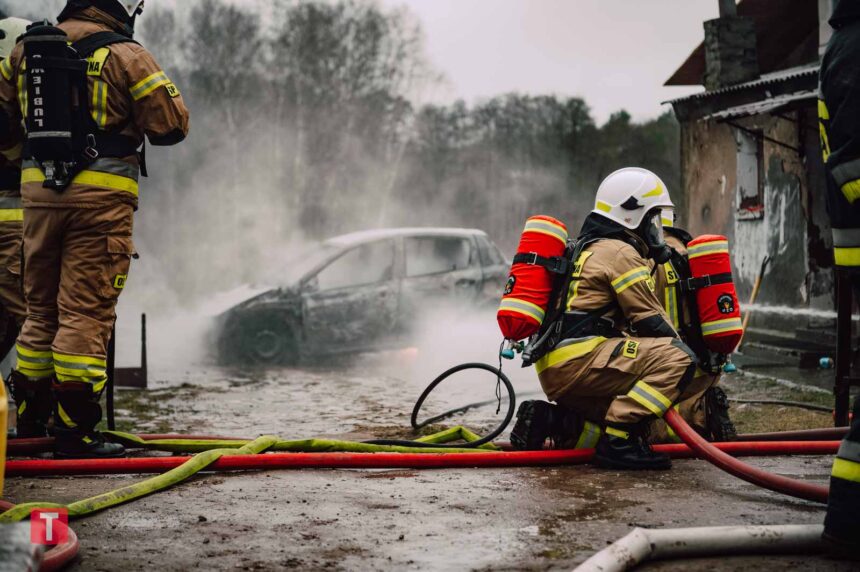 Pożar samochodu w Minikowie (ZDJĘCIA)