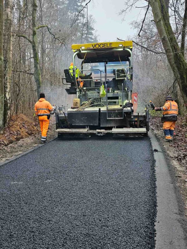 Nowa nawierzchnia na drodze Świt–Szumiąca