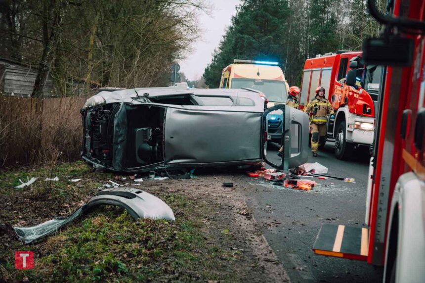 Dwie osoby trafiły do szpitali po wypadku przed mostem w Plaskoszu koło Tucholi