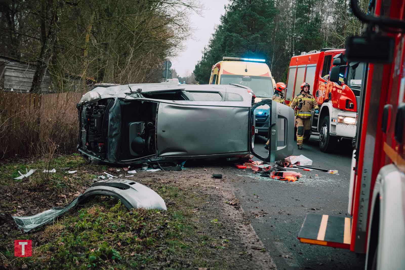 Dwie osoby trafiły do szpitali po wypadku przed mostem w Plaskoszu koło Tucholi