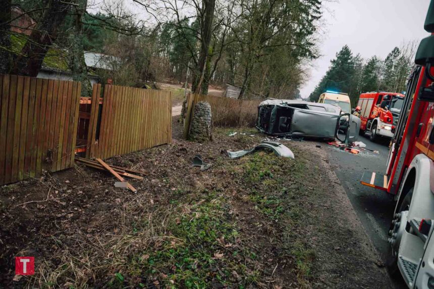 Dwie osoby trafiły do szpitali po wypadku przed mostem w Plaskoszu koło Tucholi