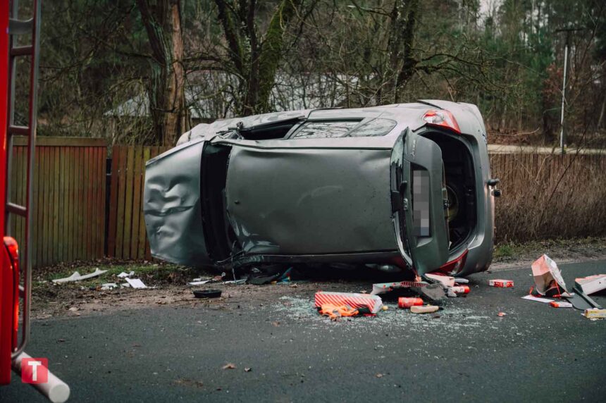 Dwie osoby trafiły do szpitali po wypadku przed mostem w Plaskoszu koło Tucholi