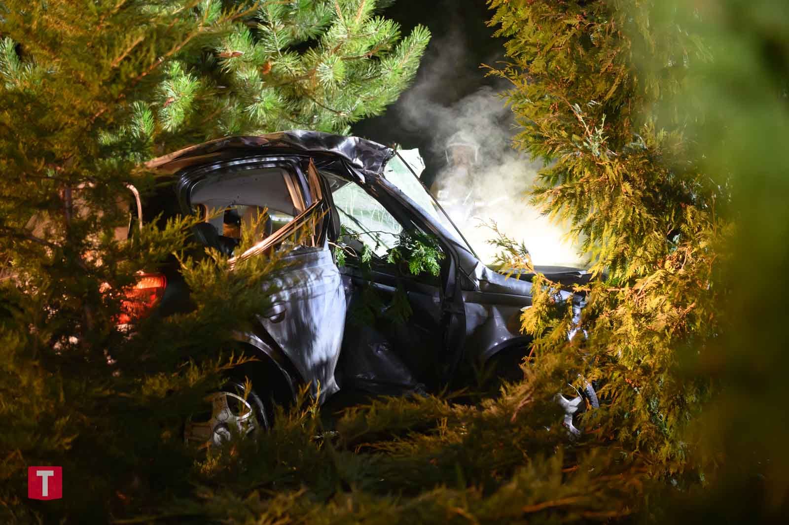 Auto wypadło z drogi i uderzyło w ogrodzenie. 20-latek trafił do szpitala