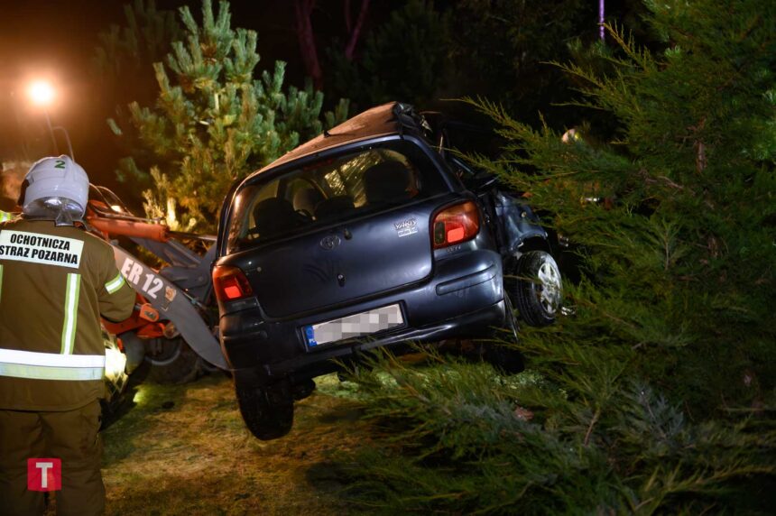 Auto wypadło z drogi i uderzyło w ogrodzenie. 20-latek trafił do szpitala