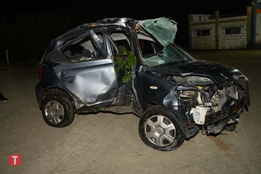 Auto wypadło z drogi i uderzyło w ogrodzenie. 20-latek trafił do szpitala