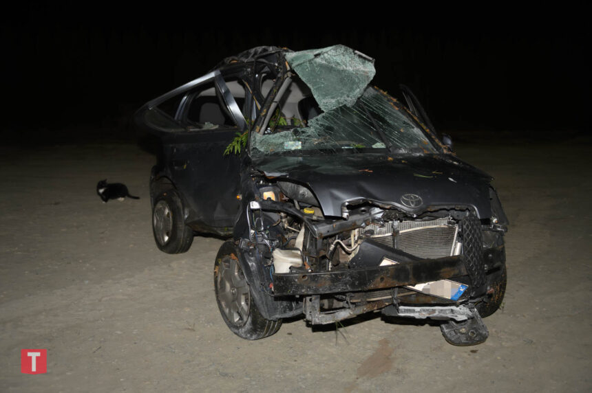 Auto wypadło z drogi i uderzyło w ogrodzenie. 20-latek trafił do szpitala