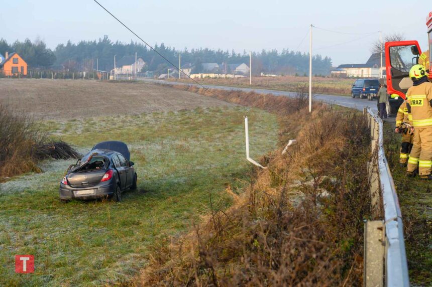 Dachowanie samochodu w Starym Suminie. Dwie osoby trafiły do szpitala
